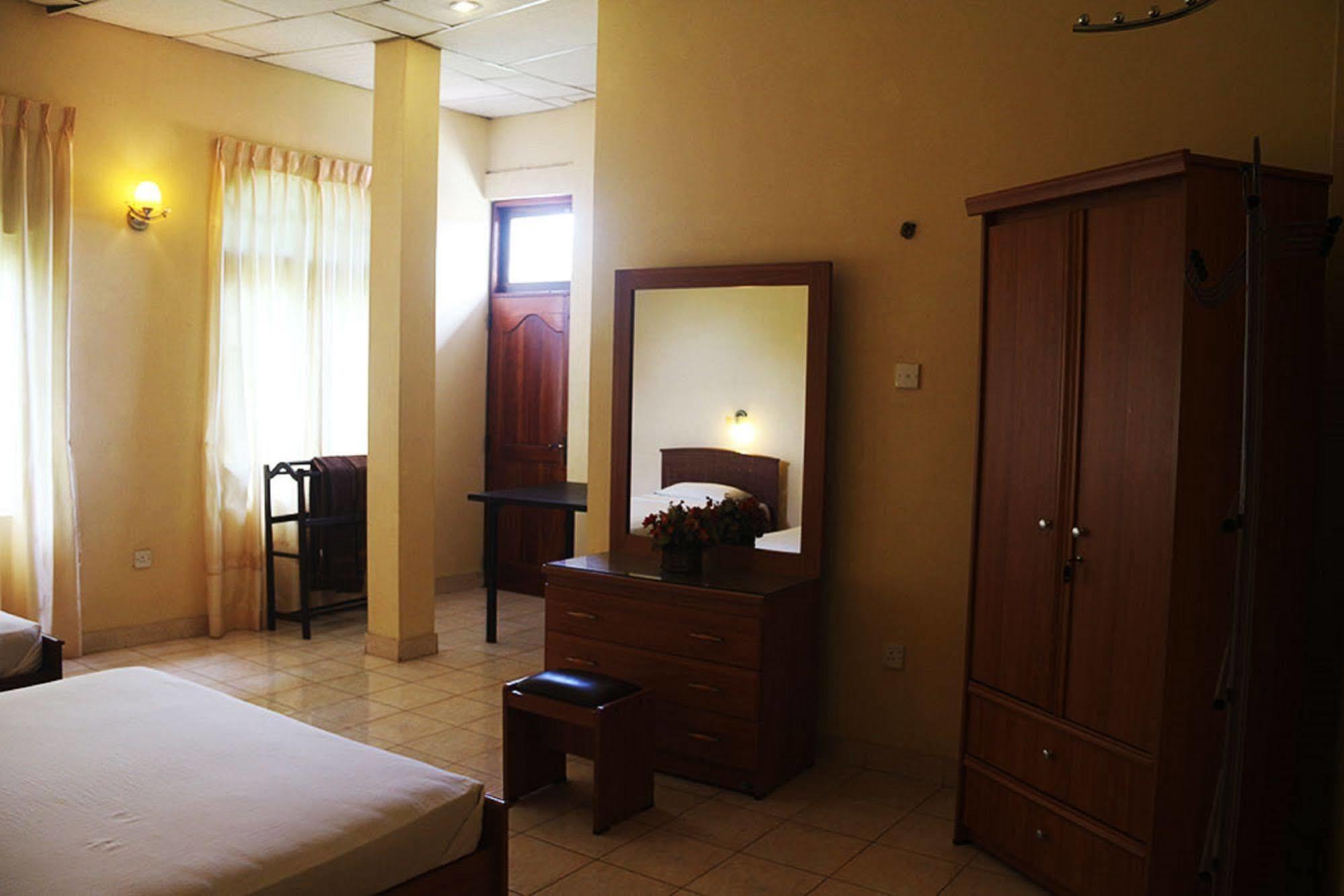 Hotel Red Rose Negombo Luaran gambar